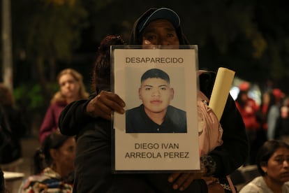 Una mujer muestra la fotografía de Diego Iván Arreola Pérez, joven desaparecido en México. 