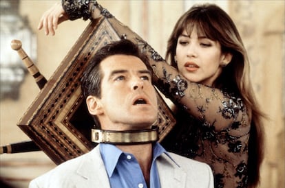 La francesa Sophie Marceau protagonizó ‘El mundo nunca es suficiente’. En la imagen la actriz estrangula al agente 007, atado a un 'garrote vil', aunque al final James Bond escapa con vida. Rodada en 1999.