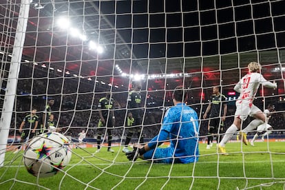 Courtois en el suelo después del primer gol del Leipzig, obra de Gvardiol.