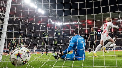 Courtois en el suelo después del primer gol del Leipzig, obra de Gvardiol.