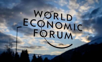 Cartel de la cumbre del Foro Económico Mundial sobre una ventana del centro de Congresos de Davos.