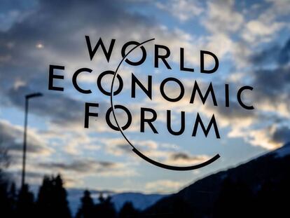 Cartel de la cumbre del Foro Económico Mundial sobre una ventana del centro de Congresos de Davos.