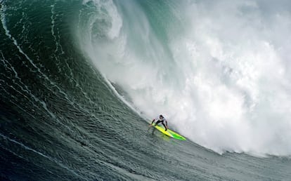 Jamie Mitchell, vencedor final de la primera edición de la Nazaré Challange Big Waves organizada por WSL (World Surf League), que se desarrolla a remada lo cuál supone un añadido más de dificultad y peligro.