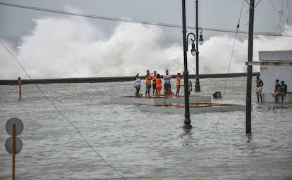 En Varadero, donde la infraestructura hotelera ha sufrido numerosos daños, había anoche alojadas 18.500 personas, de las que 5.000 eran turistas que fueron evacuados tres días antes de los cayos del norte de Cuba, otro enclave turístico también duramente golpeado por Irma. En la imagen, un grupo de cubanos observan como las olas rompen contra el Malecón.