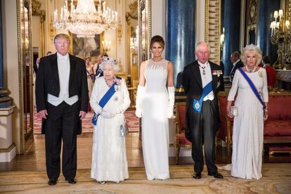 Isabel II con el matrimonio Trump, el príncipe Carlos y Camilla antes de la cena.