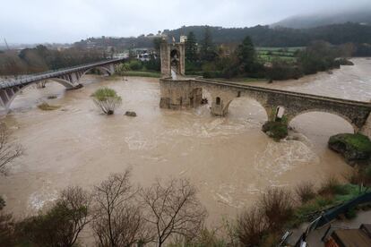 El riu Fluvià dimecres al seu pas per Besalú, a la Garrotxa.