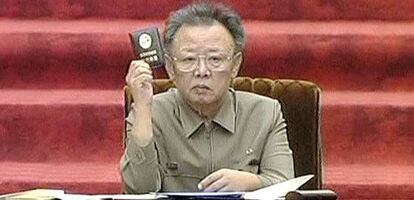 Kim Jong-il, en esta imagen difundida por la televisión norcoreana