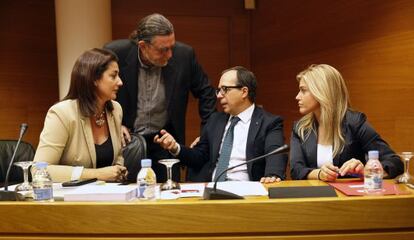 La socialista Sandra Martí (a la izqda) con el resto de diputados que dirigirán la comisión de investigación.