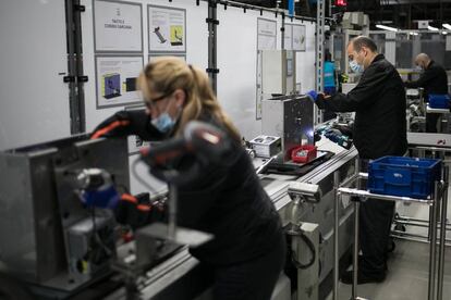 Dos empleados de una fábrica de Seat producen respiradores artificiales durante la primera ola de la pandemia.