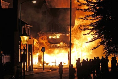 Una tienda incendiada en Croydon, en el sur de Londres, durante los disturbios.