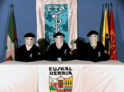 Imagen del vídeo enviado por ETA, el 22 de marzo de 2006, en el que tres terroristas encapuchados anuncian un "alto el fuego permanente".