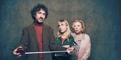 Francesc Ferrer, Mia Sala-Patau y Mercè Aránega, en 'Mesures extraordinàries', en el Teatre Borràs de Barcelona.