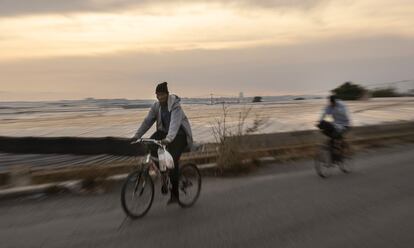 Las bicicletas son el medio de transporte de los inmigrantes en El Ejido.Almería