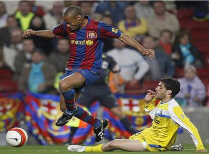 Henry y Licht durante el partido en el Camp Nou