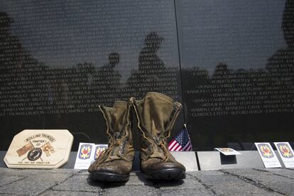 Un par de botas militares en el Monumento conmemorativo a los Veteranos del Vietnam durante el 30º aniversario de la Operación 'Rolling Thunder'.