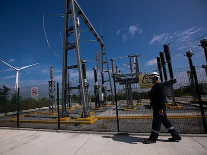 Uriel Manzano opera una de las estaciones del parque eólico La Mesa, en Tamaulipas.