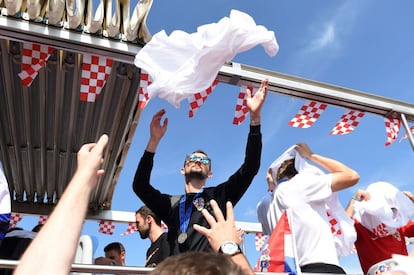 Los jugadores de croacia regalan sus camisetas a los aficionados que se han agrupado para recibirles tras el Mundial. 