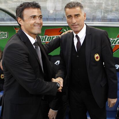 Luis Enrique saluda a Tassotti antes del Roma-Milan.