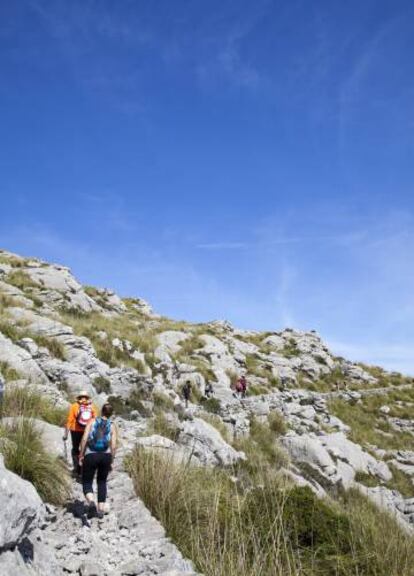 Senderistas en la sierra de Tramuntana, en Mallorca.