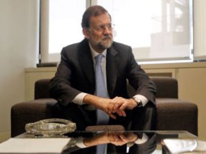 Mariano Rajoy, en la sede del PP, durante su reuni&oacute;n con el comisario de la UE Antonio Tajani.