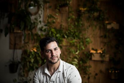 Fran Perea, en el interior de la cafetería Abonavida, en el centro de Madrid. 