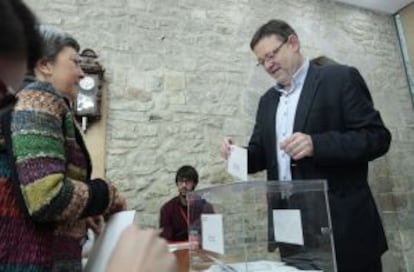 El secretario general del PSPV-PSOE, Ximo Puig, en su colegio electoral en Morella.