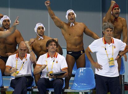 Hasta el último segundo han sufrido los chicos de Rafa Aguilar para vencer a Australia (9-8) en un encuentro que permite al waterpolo español mantener sus opciones para luchar por las medallas. Un gol australiano a casi dos minutos de final hizo temer por la victoria, que al final cayó de lado español.