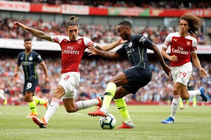 Raheem Sterling, del Manchester City, regatea a Héctor Bellerín, defensor del Arsenal.