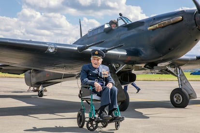 John "Paddy" Hemingway, último piloto superviviente de la Batalla de Inglaterra posa frente a un Hurricane en 2022.