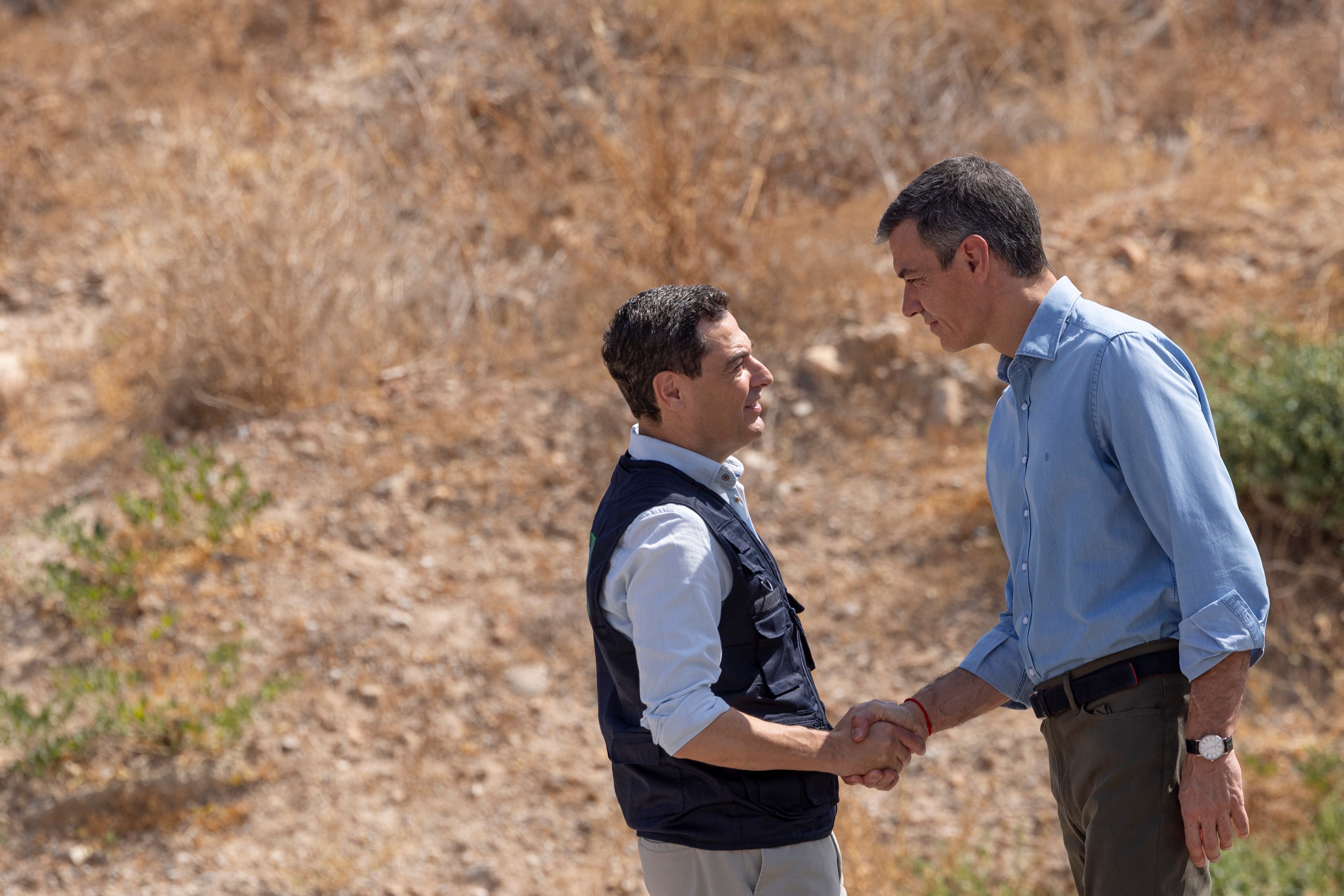 El primer saludo entre el presidente del Gobierno, Pedro Sánchez, y el de la Junta de Andalucía, Juanma Moreno, en el Puesto de Mando de Turre (Andalucía).