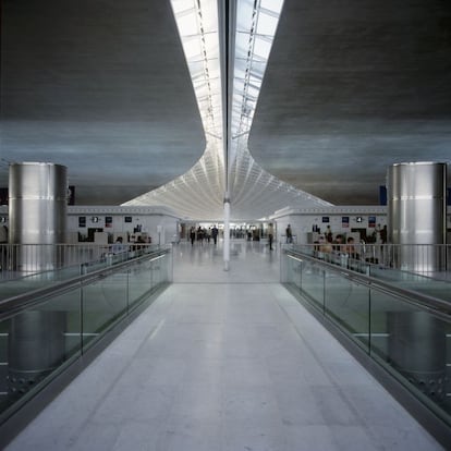 Pasillo de la terminal 2F del aeropuerto de Roissy Charles de Gaulle, en París.