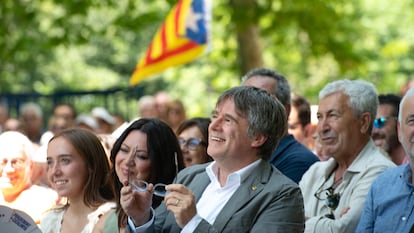El expresidente de la Generalitat de Catalunya, Carles Puigdemont (centro), durante el acto de celebración del cuarto aniversario de la fundación de Junts, en el Théâtre de Verdure, el pasado 27 de julio en Amélie-les-Bains-Palalda (Francia).