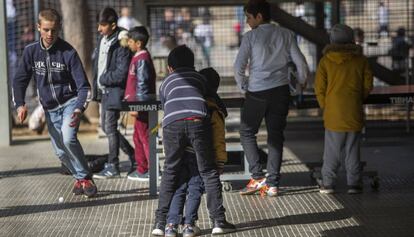 Un grupo de niños juegan en el Instituto Escuela Trinitat Nova.