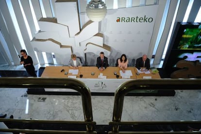 Mesa que ha presidido el acto del 25 aniversario del Ararteko, en Vitoria.