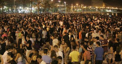 Miles de jóvenes, en la playa del Postiguet de Alicante.