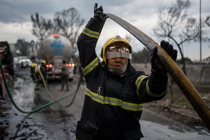 Bomberos trabajan en el lugar de la explosión.