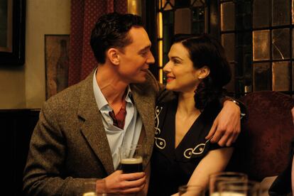 Tom Hiddleston y Rachel Weisz, en 'The Deep Blue Sea'.