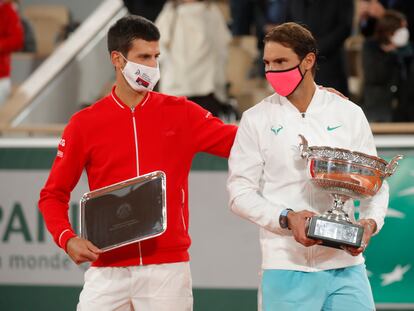 Djokovic y Nadal, durante la ceremonia final en la Chatrier.