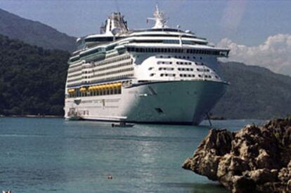 Crucero de Royal Caribbean fondeado en la playa de Labadee en 2000.