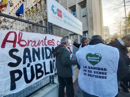 Vecinos de Carabanchel protestan el 13 de diciembre frente a la Gerencia de Atención Primaria, al norte de Madrid, por la crítica situación del Centro de Salud de Abrantes.