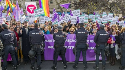 Manifestaciones a la puerta del Parlamento de Andalucia antes y durante el debate de investidura de Juan Manuel Moreno Bonilla.