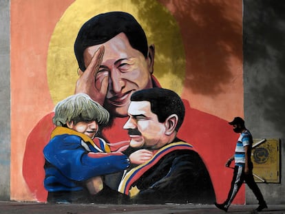 Mural com Chávez e Maduro em Caracas, em dezembro de 2020.