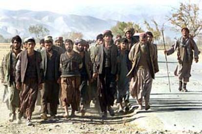 Soldados de la Alianza del Norte conducen a un grupo de prisioneros talibanes a la prisión de Taloqan.