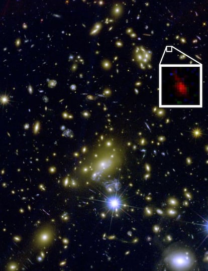 El cúmulo de galaxias MACS1149+2223 que, gracias al efecto de lente gravitacional, magnifica en unas 15 veces la galaxia primitiva MACS1149-JD, destacada en el recuadro.