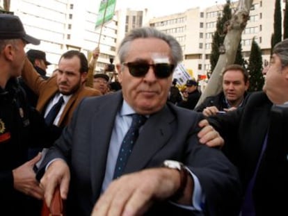 Former Caja Madrid chairman Miguel Blesa was jeered by protesters when he left the court on Friday.