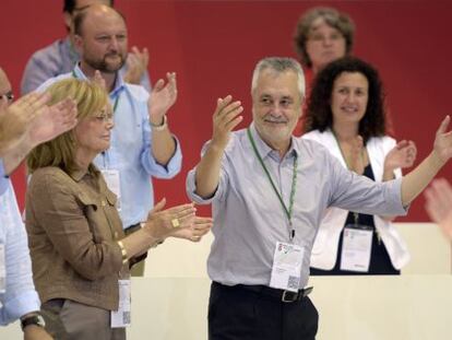 Jose Antonio Griñan recibe la ovación de la nueva ejecutiva del PSOE andaluz, en la clausura del congreso de los socialistas andaluces celebrado en Almería.