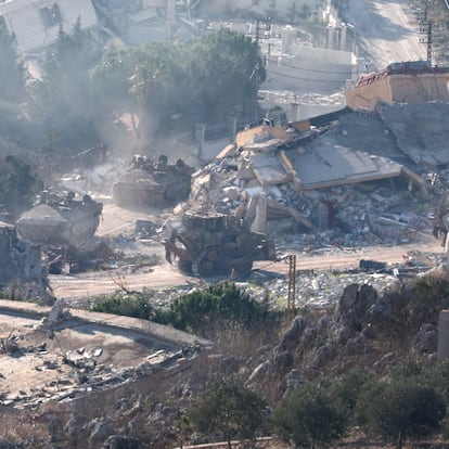 Menara (Israel), 02/12/2024.- Israeli troops move between destroyed houses, in the south Lebanon village of Meiss El-Jabal, as they leave Lebanon on their way back into Israel, as seen from the Israeli side of the border, 02 December 2024. A 60-day ceasefire agreement between Israel and Hezbollah came into force on 27 November. (Líbano, Hizbulá/Hezbolá) EFE/EPA/ATEF SAFADI
