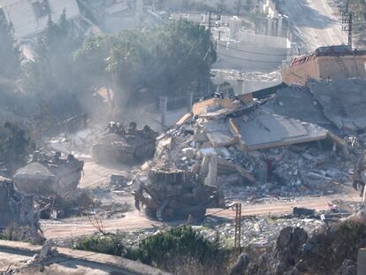 Menara (Israel), 02/12/2024.- Israeli troops move between destroyed houses, in the south Lebanon village of Meiss El-Jabal, as they leave Lebanon on their way back into Israel, as seen from the Israeli side of the border, 02 December 2024. A 60-day ceasefire agreement between Israel and Hezbollah came into force on 27 November. (Líbano, Hizbulá/Hezbolá) EFE/EPA/ATEF SAFADI