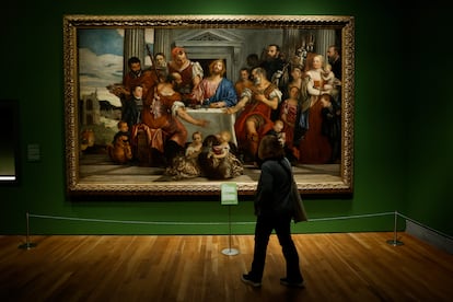 Un hombre contempla la obra de Paolo Veronese 'Los peregrinos de Emaús', en el Museo del Prado.