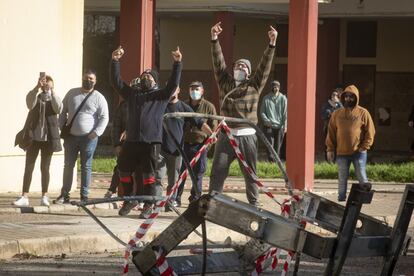 Varios manifestantes increpan a la policía durante los enfrentamientos que han tenido lugar en Puerto Real.